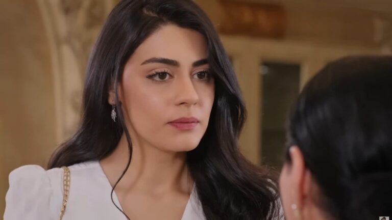 Hancer patrzy pewnym siebie wzrokiem w twarz Mukadder.