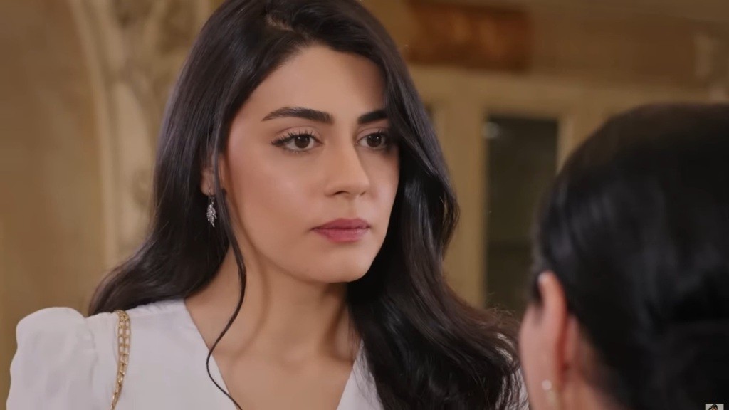 Hancer patrzy pewnym siebie wzrokiem w twarz Mukadder.