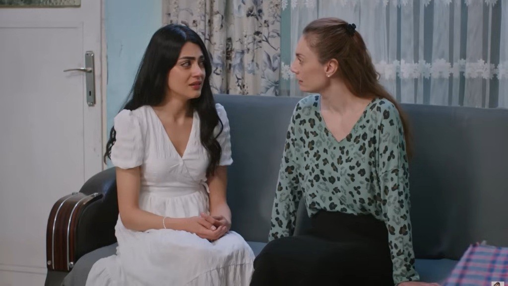 Hancer i Derya siedzą na kanapie.