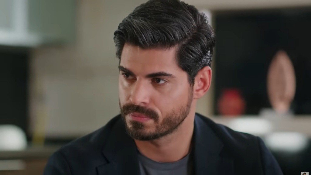 Twarz Cihana ma surowy wyraz. W oczach i mimice widać ostrość.