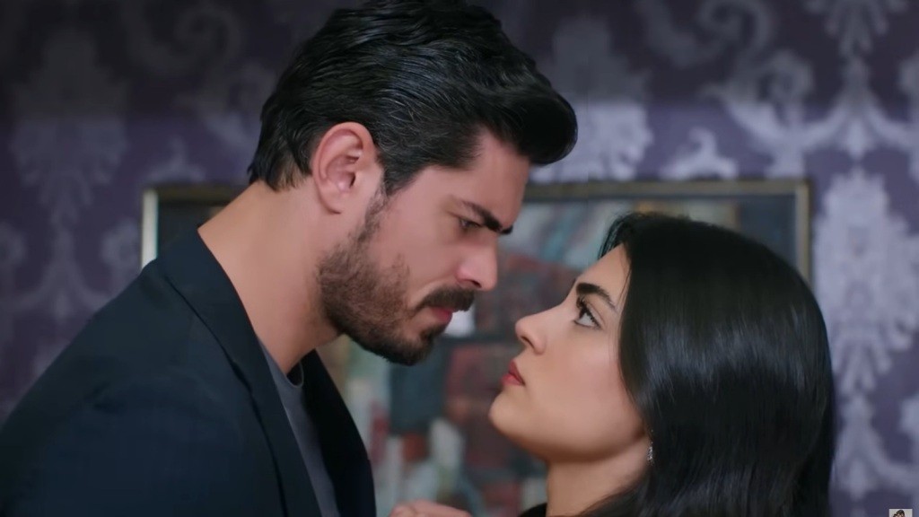 Cihan i Hancer twarzą w twarz w napiętej scenie.