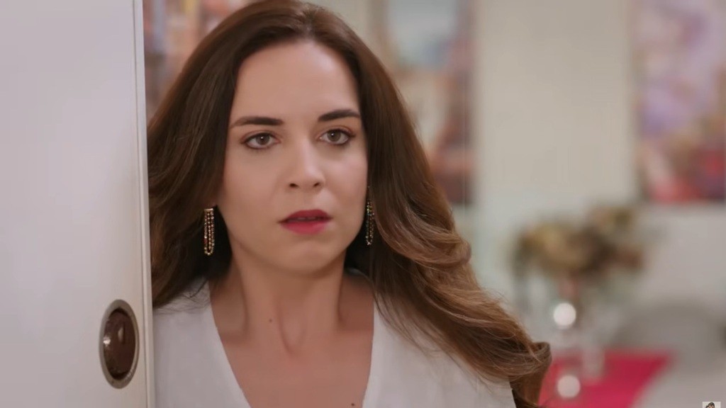 Beyza jest zaskoczona, otwierając drzwi.