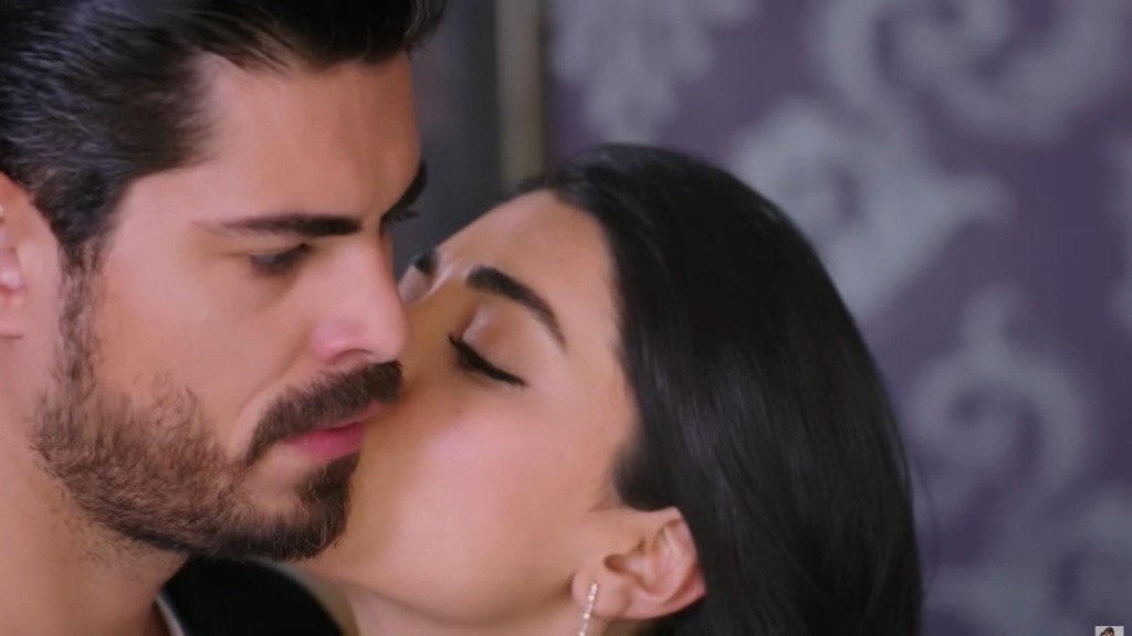 Hancer całuje Cihana w policzek.