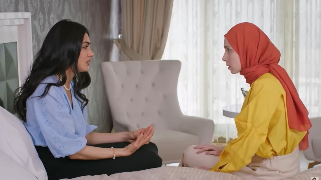 Hancer i Sinem siedzą na łóżku, zwrócone do siebie twarzami. Hancer jest bardzo smutna, poruszona.