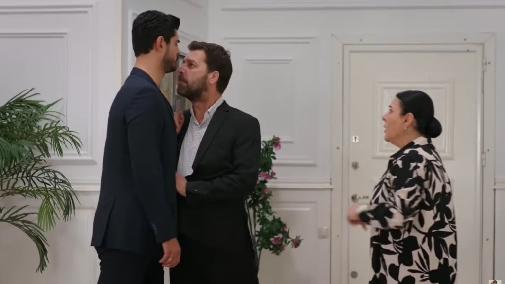 Cihan i Nusret w starciu. Mukadder stoi obok nich.