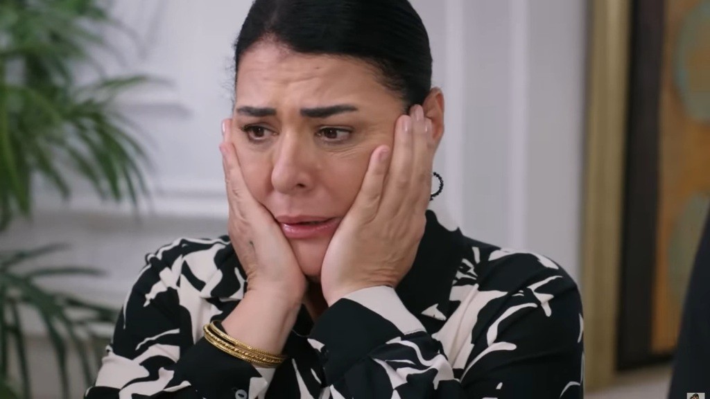 Mukadder trzyma się za policzki. Jest głęboko zmartwiona.