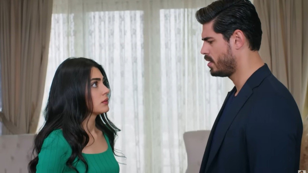 Hancer i Cihan stoją naprzeciwko siebie, rozmawiając. Hancer patrzy na niego z niepokojem.