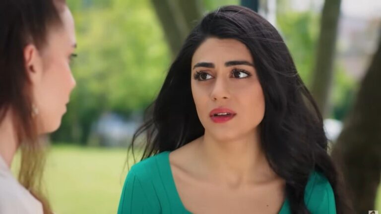 Hancer patrzy na Beyzę z troską.