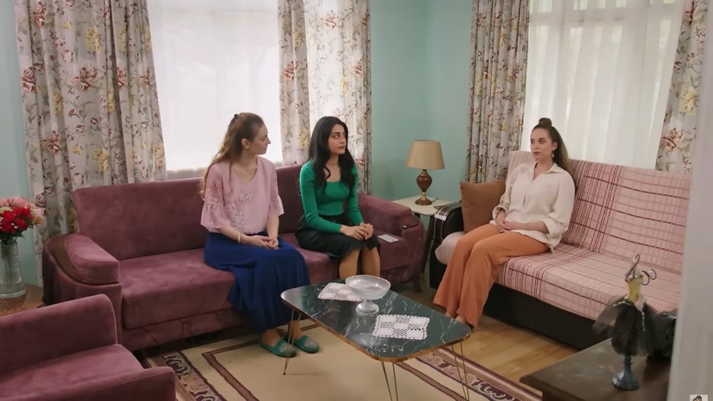 Derya, Hancer i Beyza siedzą w salonie.