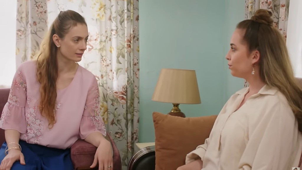 Derya patrzy na Beyzę przenikliwym wzrokiem, siedząc naprzeciwko niej.