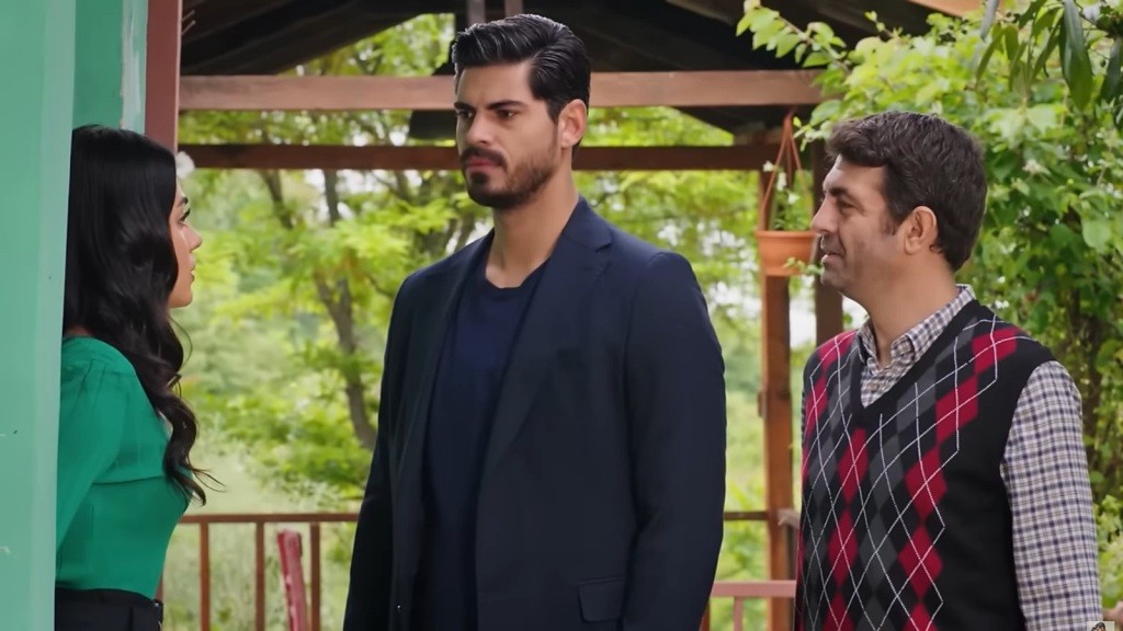 Hancer stoi w progu domu i patrzy na stojących na zewnątrz Cihana i Cemila.