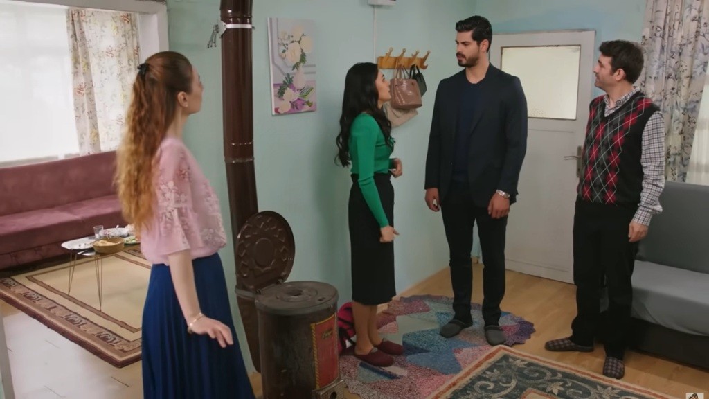 Hancer, Cihan i Cemil stoją w przedpokoju przy drzwiach. Derya wyszła z salonu.