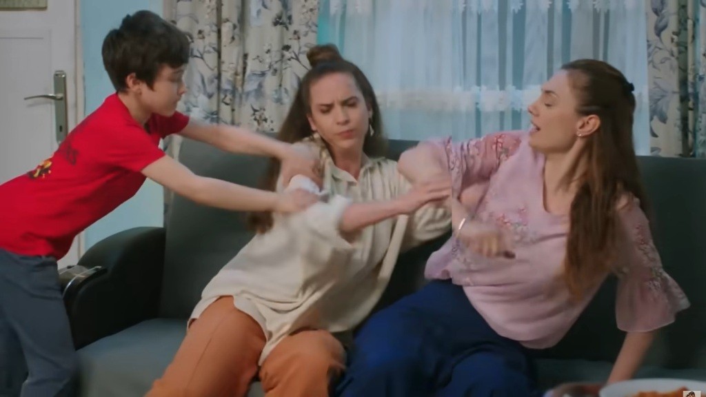 Emir próbuje odciągnąć Beyzę, walczącą z jego mamą.