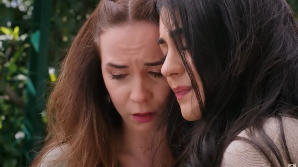 Hancer pociesza Beyzę. Obie dotykają się głowami.