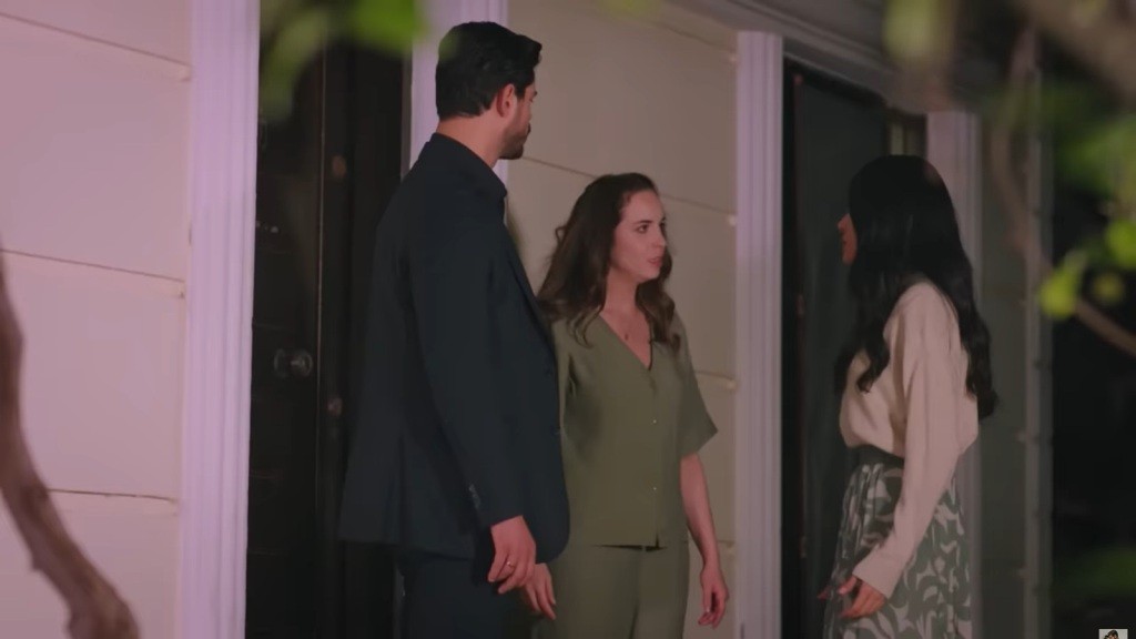 Cihan, Beyza i Hancer rozmawiają przed wejściem do starego domu.