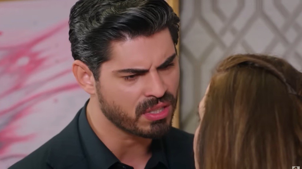 Cihan wbija w Beyzę wściekłe spojrzenie.