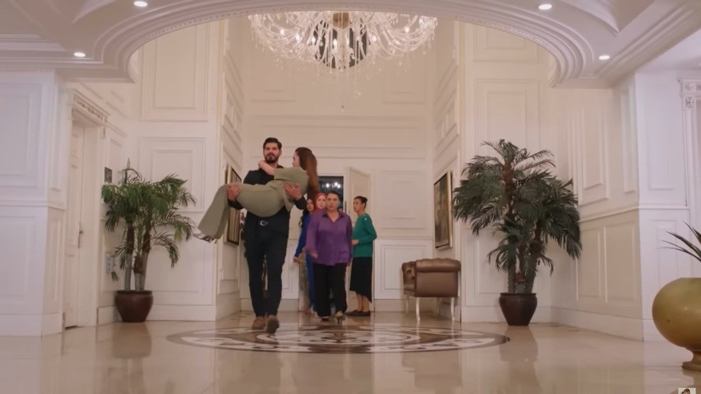 Cihan wnosi Beyzę na rękach do rezydencji.