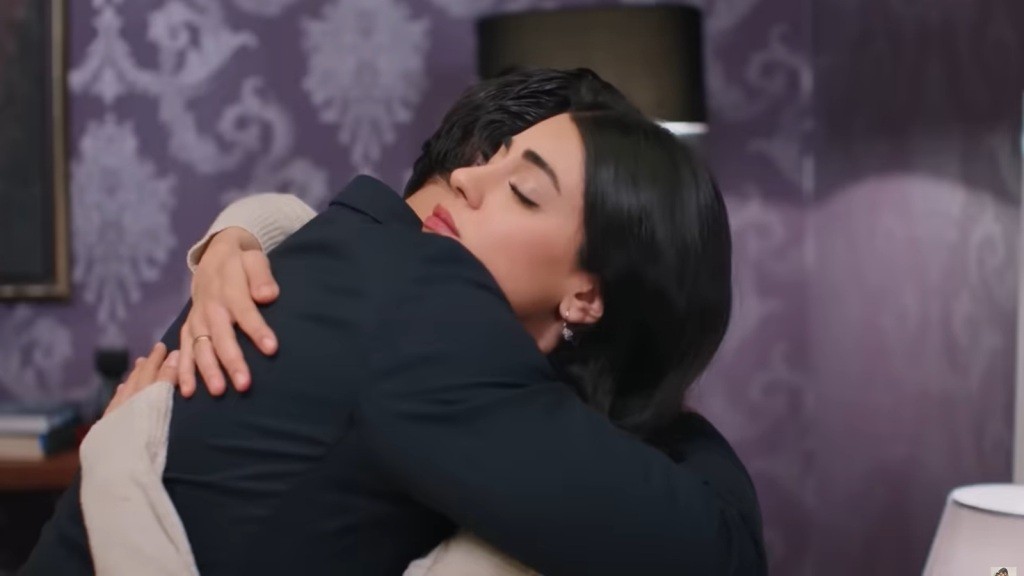 Cihan przytula Hancer.