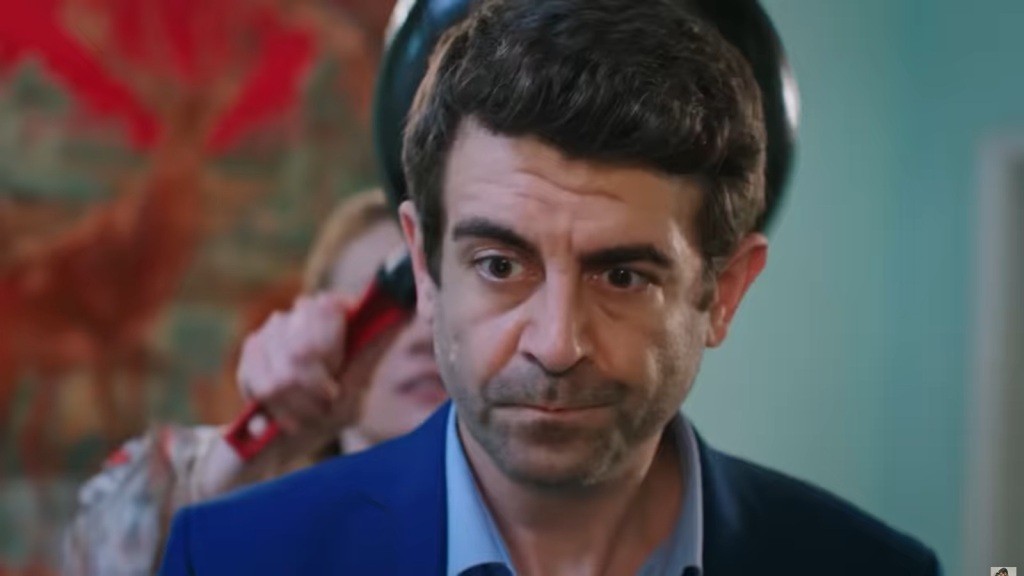 Derya uderza Cemila patelnią w głowę.