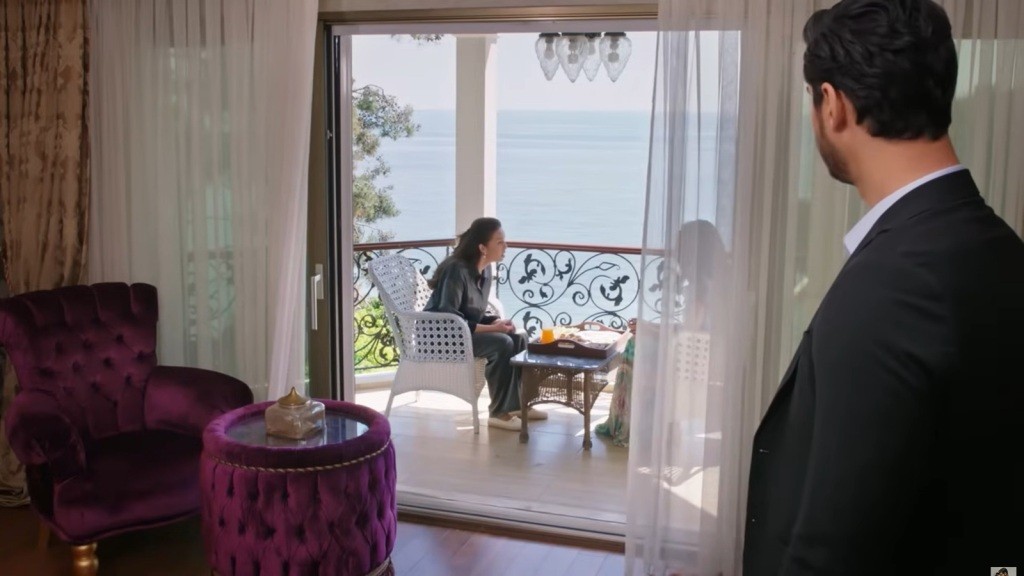Cihan obserwuje rozmawiające na balkonie Hancer i Beyzę.