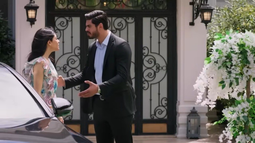 Hancer i Cihan stoją przy samochodzie. Toczą napiętą dyskusję.