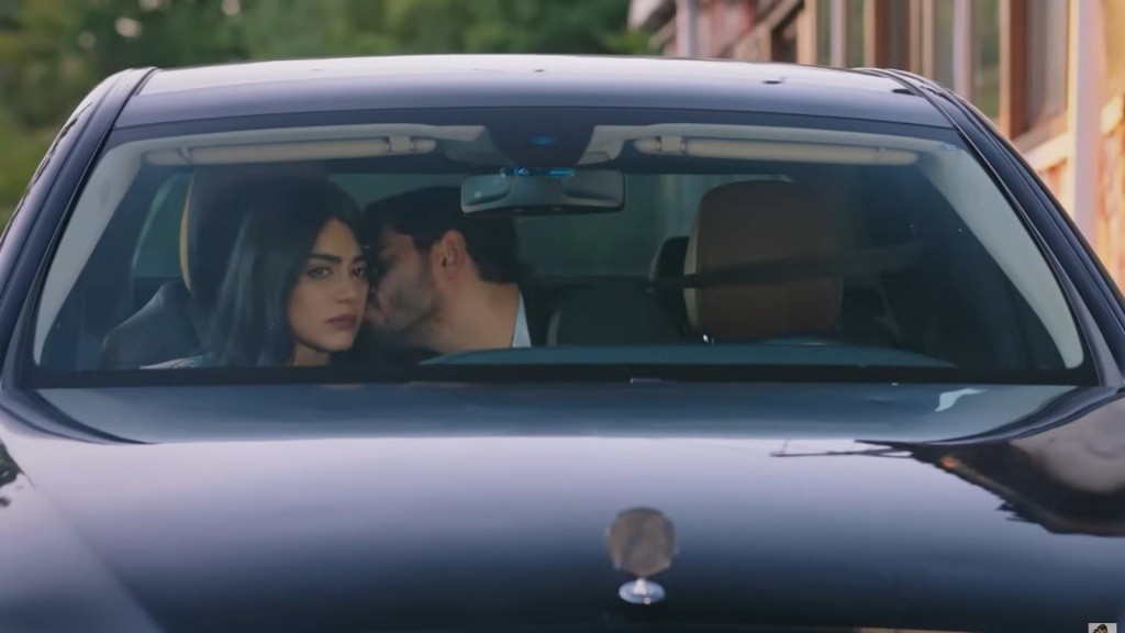 Hancer i Cihan w samochodzie. On całuje ją w policzek.