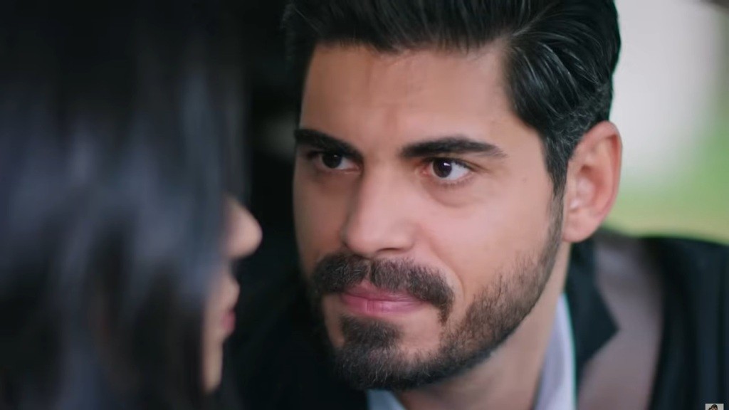 Cihan patrzy przenikliwie w oczy Hancer. Ma krótką brodę i poważny wyraz twarzy.