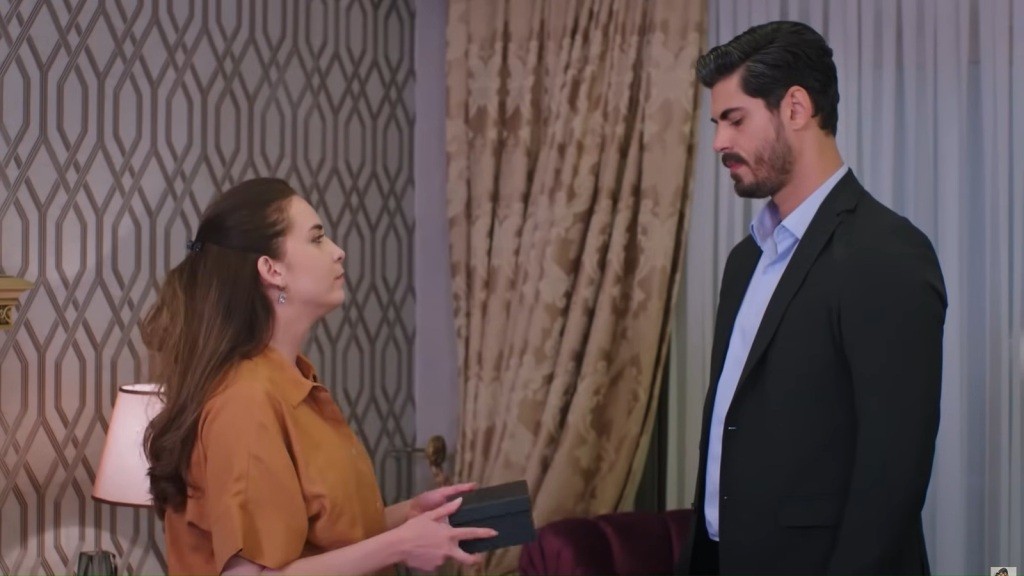 Beyza wręcza prezent Cihanowi.