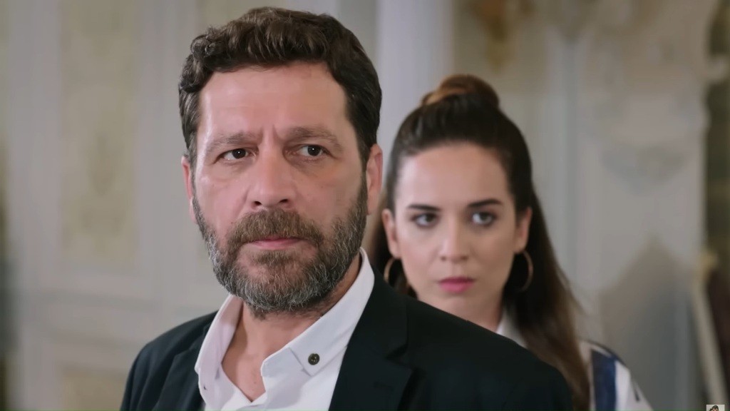 Nusret na pierwszy planie. Tuż za jego plecami stoi Beyza.