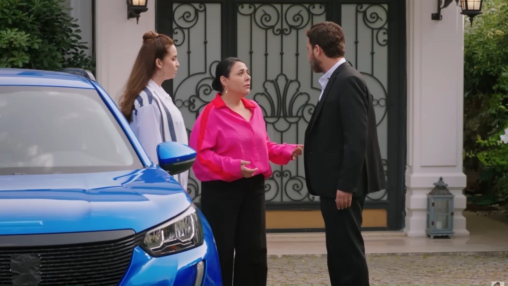 Beyza, Mukadder i Nusret stoją obok samochodu.