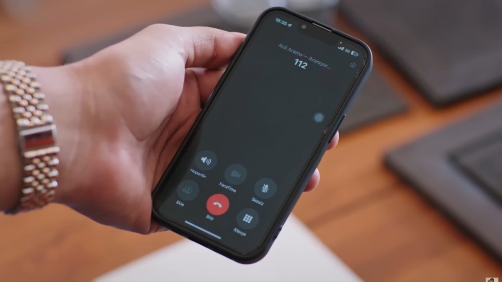 Zbliżenie na ekran telefonu, na którym wybrany jest numer 112.