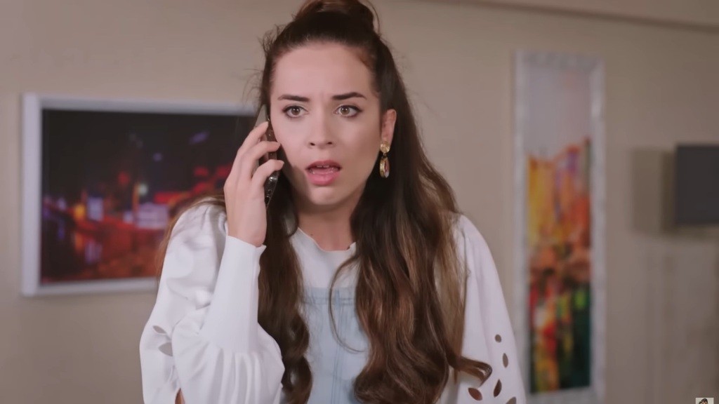 Beyza rozmawia przez telefon. Jej twarz wyraża przerażenie.