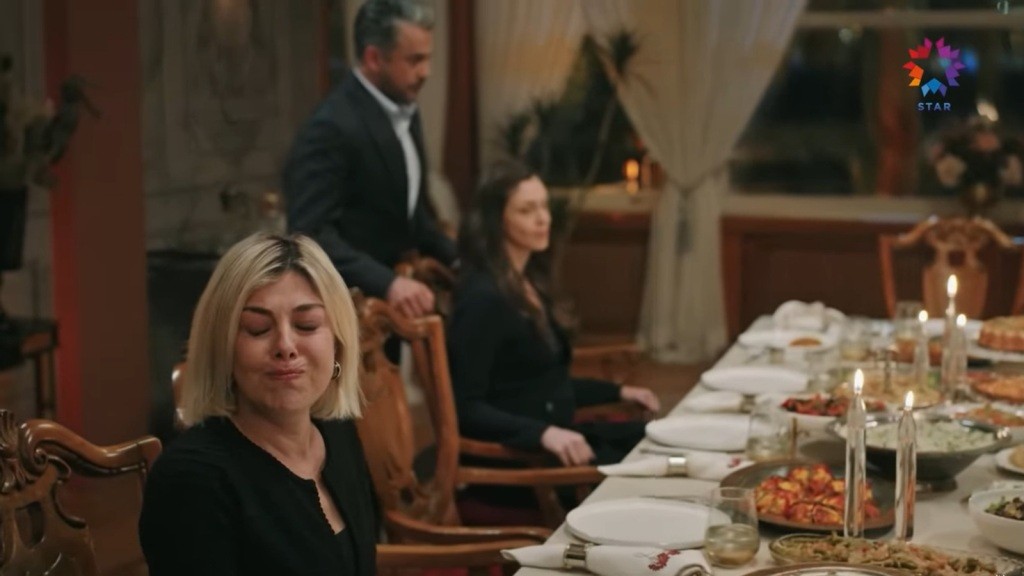Gulgun odwraca wzrok, nie mogąc patrzeć na Orhana i Betul.