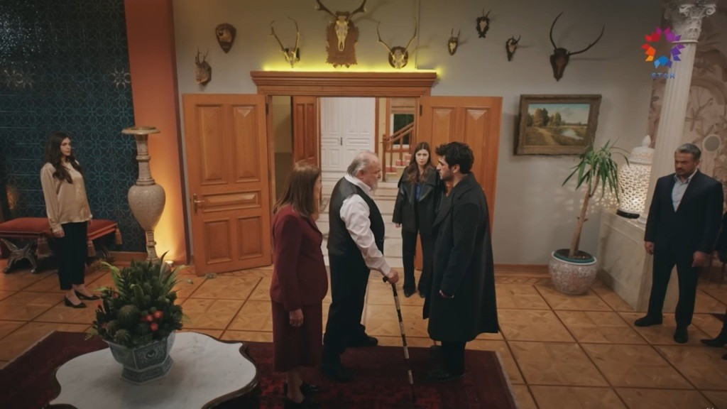 Scena w przedpokoju rezydencji. Halis opiera się o laskę i stoi twarzą w twarz z Feritem. Tuż za Halisem stoi Hatice. W tle, przy otwartych drzwiach, stoi Seyran.