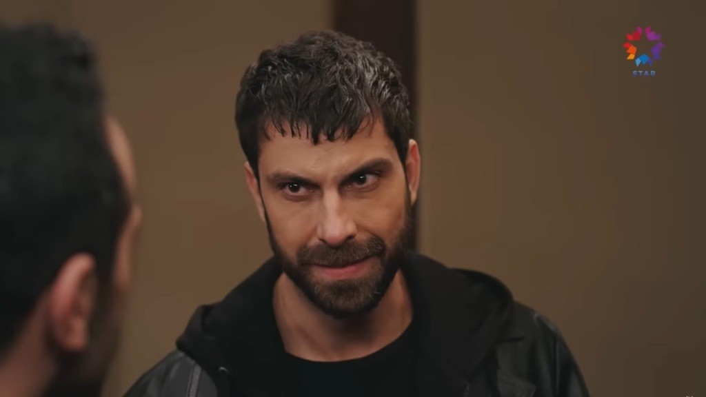 Karam stoi przed Abidinem i patrzy mu w oczy.