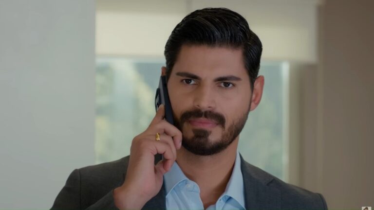 Cihan rozmawia przez telefon.