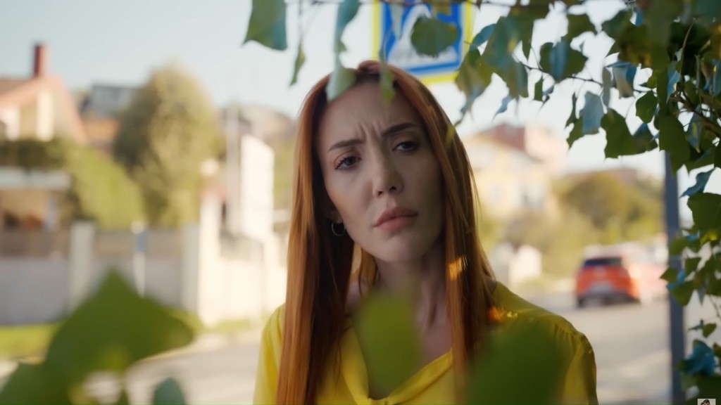 Yonca marszczy brwi z zaintrygowaniem.