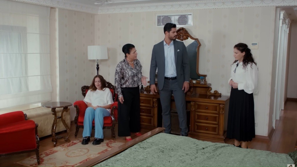 Zrozpaczona Beyza siedzi w fotelu. Obok stoją Mukadder, Cihan i Gulsum.