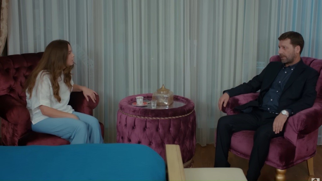 Beyza i Nusret siedzą w fotelach.
