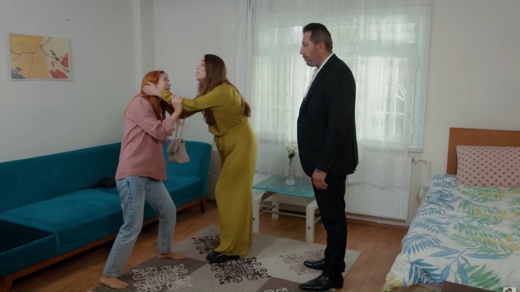 Beyza szarpie się z Yoncą. Obok stoi Tayar.