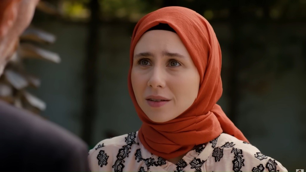 Sinem stoi przed ojcem i patrzy mu w twarz. Jest poruszona.