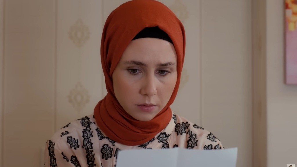 Sinem jest pogrążona lekturą listu.