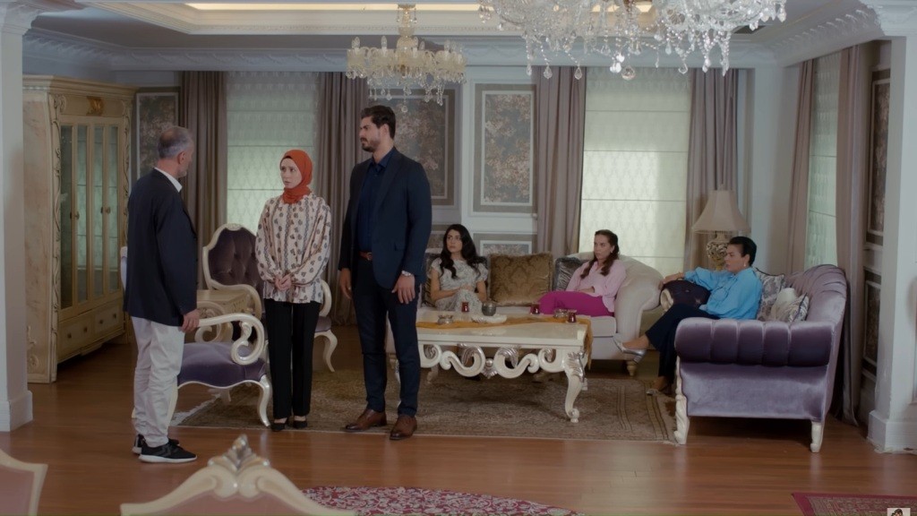 Scena w salonie. Mahmut, Sinem i Cihan stoją obok siebie. Z tyłu na kanapach siedzą Hancer, Beyza i Mukadder.