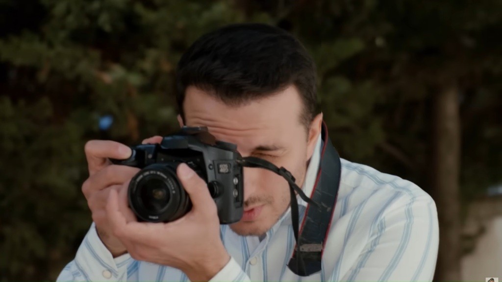 Paparazzo robi zdjęcie.