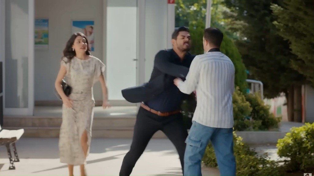 Cihan atakuje dziennikarza.