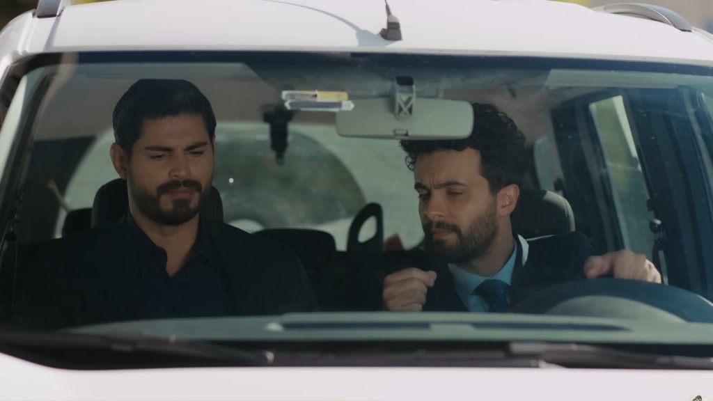 Cihan i Engin siedzą w samochodzie.