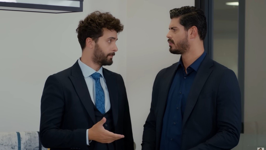 Engin i Cihan rozmawiają w gabinecie.