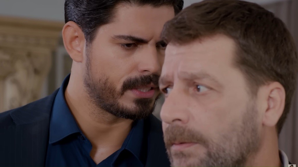 Cihan szepcze Nusretowi do ucha.