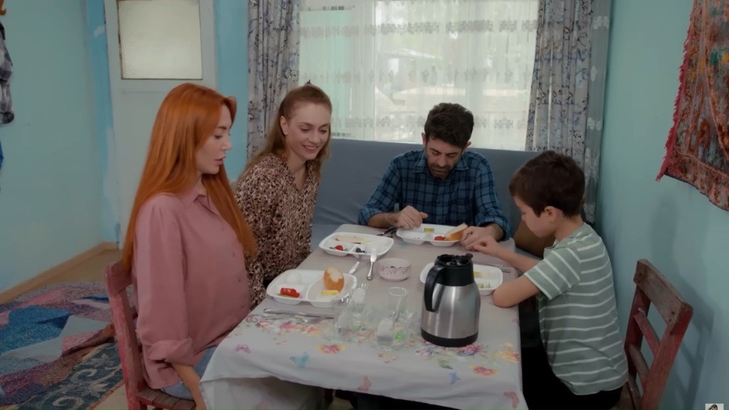 Yonca, Derya, Cemil i Emir siedzą przy stole ze śniadaniem.