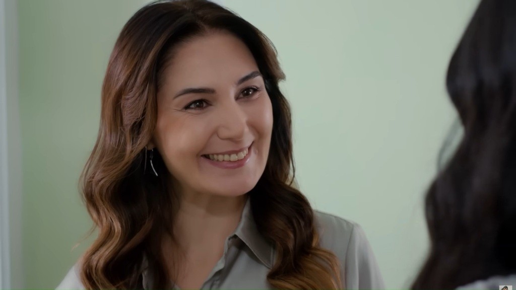 Yasemin uśmiecha się radośnie.